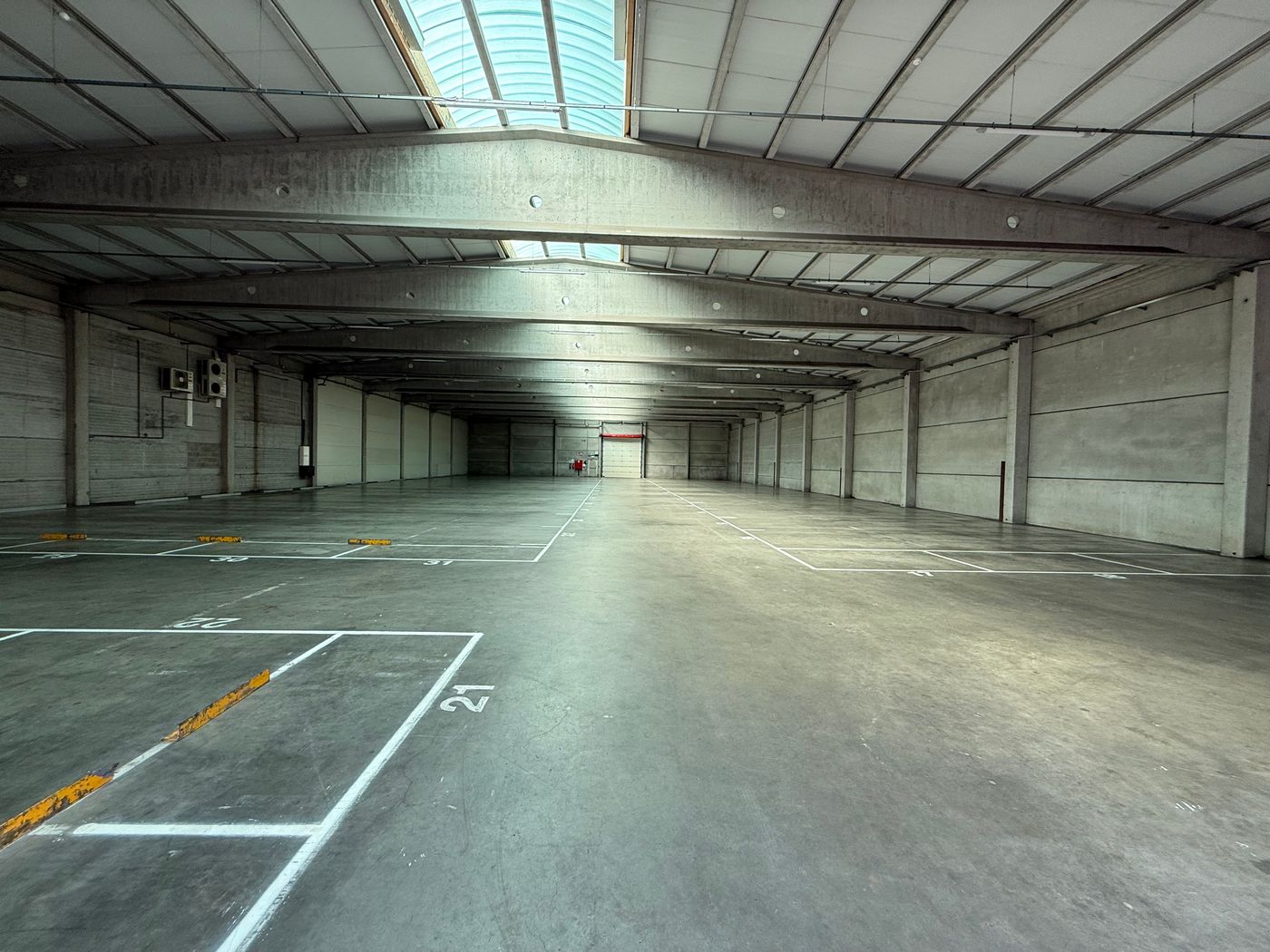 Uitstekend bereikbaar magazijn (1.800 m²) te huur te Gent (Desteldonk) - foto 5