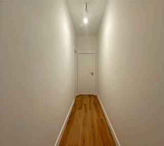 <strong>Volledig gerenoveerd appartement met twee slaapkamers op de grens van Borgerhout en Berchem!</strong><br /><br />Dit prachtig appartement is gelegen op de eerste verdieping van een kleinschalig gebouw zonder lift en geniet volgende indeling:<br /><br />Inkomhal, leefruimte, open keuken, berging met aansluiting wasmachine, twee slaapkamers (15 m² / 6 m²), en een badkamer met grote inloopdouche.<br /><br />Tot slot zijn er nog twee privatieve kelders aanwezig.<br /><br />Pluspunten:<br />+ 2 kelders<br />+ Zeer lage algemene onkosten<br />+ Goede en centrale locatie<br /><br />Interesse? Surf naar www.vbvastgoed.be en klik op de groene knop "<strong>ik ben kandidaat"</strong> om een bezoek aan te vragen.