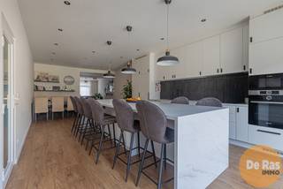 EERSTE BEZOEKDAG ZONDAG 15 MAART VAN 10u TOT 14u (ENKEL OP AFSPRAAK !!)HERZELE- Recent gerenoveerde woning op centrale locatieDeze recent volledig...