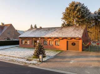 Maison individuelle située à la campagne et au calme sur un terrain de 3 539 m². La maison vous offre un hall d'entrée, un salon avec poêle à bois, une cuisine équipée avec électroménagers intégrés, une grande véranda donnant sur le jardin. Il y a également un couloir avec des placards encastrés, une salle de bains avec lavabo et douche, des toilettes séparées, 3 chambres à coucher, un garage intégré avec porte automatique, une cave et un local pour les vélos/le jardin.<br /><br />Détails:<br />- Possibilité d'acquérir 4 295m² de terrain agricole en face de la maison<br />- Situation calme<br />- Grenier isolé<br />- Double vitrage avec volets roulants<br />- Véranda avec stores solaires