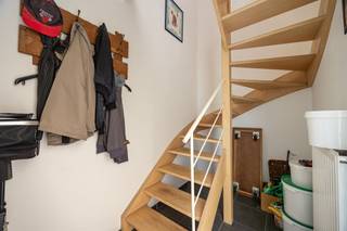 Ontdek dit instapklare appartement op de eerste verdieping in een zeer rustige wijk nabij Leuven. U betreedt het appartement via een inkomhal...