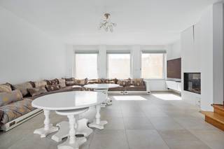 Gezellige woning in de Emiel Gebruersstraat te Borgerhout, op wandelafstand van het prachtige Rivierenhof, hét groene hart van Antwerpen met vijvers, wandelpaden en sportmogelijkheden. De ligging biedt een ideale combinatie van rust en bereikbaarheid: winkels, scholen en openbaar vervoer bevinden zich in de directe omgeving, terwijl station Antwerpen-Berchem en de autosnelweg vlot bereikbaar zijn.<br /><br />Bij het betreden van de woning komt u in de ruime inkomhal. Op het gelijkvloers bevinden zich een garage, een wasberging met toegang tot de tuin, een apart toilet en een praktische bureauruimte.<br /><br />Via de trap bereikt u de eerste verdieping met de lichte leefruimte en een volledig ingerichte keuken. Deze is uitgerust met een inductiekookplaat met geïntegreerde dampkap, een enkele spoelbak met Quooker-kraan, koelkast en vaatwasser.<br /><br />Op de tweede verdieping vindt u vier slaapkamers (15,4 m² / 9,5 m² / 9 m² / 8,5 m²), een apart toilet en de badkamer. Deze is modern ingericht met dubbele lavabo, spiegelkast, handdoekradiator en een inloopdouche met regendouchefunctie.<br /><br />Troeven<br />+ Moderne en instapklare woning<br />+ EPC B<br />+ 4 slaapkamers<br />+ Grote garage en dubbele oprit<br />+ Nieuwe keuken met hoogwaardige toestellen<br />+ Tuin met directe toegang vanuit de wasberging<br />+ Rustige ligging in een levendige wijk<br />+ Op wandelafstand van het Rivierenhof<br /><br />Heeft u interesse in deze mooie woning? Neem dan contact op met VB Vastgoed voor een bezoek ter plaatse via het nummer 03 337 50 70.