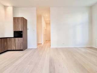 In een charmant, kleinschalig gebouw, op een boogscheut van het bruisende Park Spoor Noord, bevindt zich dit volledig gerenoveerde gelijkvloers appartement van ca. 72m².<br /><br />Het appartement beschikt over 2 volwaardige slaapkamers, ideaal voor wie graag wat extra ruimte heeft. De hoge plafonds geven elke ruimte een heerlijk open gevoel, terwijl de recente renovatie met hoogwaardige materialen zorgt voor een moderne, frisse uitstraling. <br />De keuken is open en volledig geïnstalleerd met koelkast, diepvries, vaatwasser, oven, kookplaat, dampkap en spoelbak. Badkamer is ruim en voorzien van lavabo, douche en plaats voor was-en droogkast. In de nachthal is er een gastentoilet met handenwasser. <br />Alle muren werden volledig geschilderd, waardoor je letterlijk enkel je meubels hoeft mee te brengen.<br />Met een energiezuinig EPC‑label B (160) woon je hier comfortabel én voordelig. De elektriciteit is conform, wat meteen extra zekerheid biedt voor de toekomst. Het gebouw is kleinschalig en rustig, perfect voor wie houdt van privacy en een aangename woonomgeving.<br /><br />De ligging is een absolute troef: op wandelafstand van scholen, openbaar vervoer, het Centraal Station en natuurlijk het geliefde Park Spoor Noord, waar je kunt genieten van ontspanning, sport of een gezellige picknick. Alles wat je nodig hebt, ligt binnen handbereik.<br /><br />Dit appartement is een ideale keuze voor jonge starters die op zoek zijn naar een stijlvolle eerste woning, maar evenzeer een sterke investering dankzij de ligging, afwerking en energiezuinigheid.<br /><br />Specificaties: EPC 160 kWh/(m²jaar) P-score: C - G-score: C / vg-wg-gdv-gvkr-gvv<br /><br />Vraagprijs €239.000,- <br />Wenst u een bezoek aan deze penthouse, laat het ons gerust weten en wij plannen met de glimlach een bezoek in.<br />U kan ons contacteren op het nummer 03 203 02 02 of via mail immo@sidimex.be