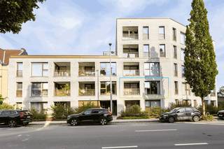 <p>Dit moderne appartement in Highway Residence werd in oktober 2023 opgeleverd en is sindsdien bewoond door de eerste eigenaar. Omdat het vandaag als bestaande woning wordt verkocht, betaalt u geen 21% btw, maar registratierechten. Het tarief van 2% is mogelijk indien u aan de wettelijke voorwaarden voldoet.<br /><br />Highway Residence is een moderne residentie met een harmonieuze combinatie van baksteenarchitectuur en bronskleurig schrijnwerk. U woont er rustig en groen, met winkels en scholen vlakbij. Dankzij de vlotte aansluiting op de R4 en E17 bent u snel onderweg. Ook het openbaar vervoer is gemakkelijk bereikbaar.<br /><br />Het appartement ligt op de eerste verdieping en is stijlvol afgewerkt met parket en vloerverwarming. Via de inkomhal met plaats voor een vestiairekast komt u in de ruime, lichtrijke leefruimte met open keuken en toegang tot het terras. Verder zijn er een praktische berging met aansluitingen voor wasmachine en droogkast, een moderne badkamer, een lichtrijke slaapkamer met toegang tot het terras en een apart toilet met wastafel.<br /><br />Met EPC-label A is dit een energiezuinige woning, onder andere dankzij de lucht-waterwarmtepomp, zonnepanelen en individuele ventilatie (systeem D). De residentie beschikt bovendien over een regenwaterput.<br /><br />De bewoners genieten van een aangelegde gemeenschappelijke tuin, polyvalente ruimte en afgesloten fietsenberging met groendak.</p>
