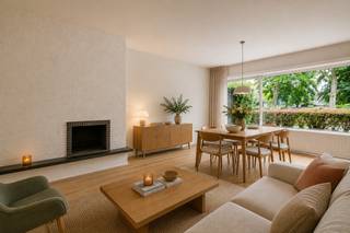 Omgeving<br /><br />Op 15min van centrum Antwerpen bevindt zich dit gelijkvloersappartement langs de Drie Eikenstraat te Edegem, in een aangename en vlot bereikbare omgeving. Het appartement combineert een praktische indeling met het comfort van gelijkvloers wonen. Bovendien beschikt het appartement over een eigen garagebox, die inbegrepen is in de verkoopprijs.<br /><br />Indeling<br /><br />Via de inkomhal kom je aan de ruime leefruimte van ca. 30 m², gelegen aan de voorzijde van het appartement. De woonkamer sluit rechtstreeks aan op de keuken.<br />De keuken is praktisch ingericht en beschikt over een keramische kookplaat, oven, dampkap en spoeltafel. Er is eveneens ruimte voorzien voor een koelkast en vaatwasser.<br />Aan de achterzijde van het appartement bevinden zich de twee slaapkamers en de badkamer, uitgerust met een ligbad, lavabo en bidet. Daarnaast is er een aparte wasplaats/bureau met aansluiting voor een wasmachine<br />Verder beschikt het appartement over een kelder, ideaal als extra bergruimte.<br /><br />Troeven<br /><br />Garagebox inbegrepen in de verkoopprijs<br />Ruime leefruimte<br />Aparte kelder<br /><br />Meer info/bezoek? Bel Andreas 0472 61 00 00.