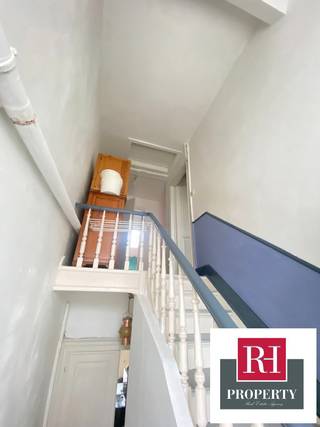 Op een boogscheut van het station van Schaarbeek, gelegen in een burgerwoning, bieden we je de kans om een appartement van 130 m² te kopen op de...