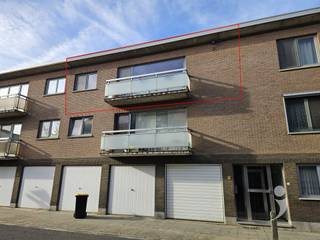 <p><span>Zeer gunstig en rustig gelegen 2 slaapkamer appartement , in het centrum van Herent. Vlakbij scholen, winkels en een goede verbinding met verbindingswegen.</span></p><p><span> </span></p><p><span>Het appartement is voorzien van een grote inkom met ruimte voor vestiaire.</span></p><p><span>Er is een grote leefruimte met keuken die voorzien is van kasten met toestellen. </span></p><p><span>Naast de leefruimte is er een mooi terras.</span></p><p><span>Er zijn 2 ruime slaapkamers met ingebouwde kasten. Er is tevens een praktische badkamer met douche, ingebouwde kast en wastafel.</span></p><p><span>Op de gang is een aparte  wc.</span></p><p><span>Bij het appartement is een ruime afgesloten garage en gelijkvloerse berging voorzien met wasplaats alsook een klein tuintje.</span></p><p><span> </span></p><p><span>Gemeenschappelijke kosten voor schoonmaak van de gangen en onderhoud van het gebouw bedragen €60.</span></p><p><span>Dit appartement kan flexibel vrij komen, de huidige huurder kan verhuizen op afspraak tussen nu en ten laatste 1 Februari 2025.</span></p><p><span>Interesse? Vraag uw bezoek aan via onze website.</span></p>