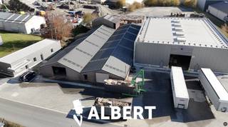 <p>Site industriel de 93a38ca comprenant des bureaux modernes, trois halls et de vastes infrastructures extérieures, idéalement située à seulement 3 km de l’E42.<br /><br />Le bâtiment de bureaux récent offre un hall d’entrée représentatif, deux espaces de bureau, une salle serveur, des sanitaires séparés, un vestiaire avec douches ainsi qu’une cuisine entièrement équipée avec coin repas.<br /><br />Le site comprend trois halls :  <br />- Deux halls connectés (construction 1980) de ± 627 m² et 668 m², avec des hauteurs libres comprises entre 2,5 m et 5 m.  <br />- Un hall récent (construction 2024) de ± 1.027 m², avec une hauteur libre de 6,9 m à 7,45 m.<br /><br />Autour des bâtiments se trouve une aire entièrement stabilisée, adaptée au trafic lourd et aux activités logistiques. À l’arrière des halls, une grande zone de stockage extérieur d’environ 40 ares est disponible.<br /><br />Grâce à la combinaison de constructions récentes, de halls de production et de stockage ainsi que de vastes espaces extérieurs, ce site constitue une base polyvalente et facilement accessible pour toute entreprise à la recherche d’une implantation stratégique.<br /><br />Pour plus d’informations ou pour organiser une visite, contactez Geert au 0475/54 79 62 ou par e-mail à geert.vertongen@albert.immo</p>