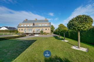 RUIME GEZINSWONING MET VEEL POTENTIEEL OP RESIDENTIËLE LIGGING TE LANAKEN ! <br /><br />We vinden deze halfopen bebouwing met een bewoonbare oppervlakte van 162 m² terug op een perceel 5a 28ca in Lanaken. <br /><br />Voor meer informatie, neem zeker een kijkje op onze website via de volgende link:<br />https://www.sterkvastgoedmakelaars.be/detail/te-koop-woning-lanaken/7682005?dosearch=True&flowstatus=ForSale,ForSaleReserved,ForSaleWithBid,ToCompleteForSale,SoldUnderReserve,Sold&pageindex=1&pagesize=12&searchpage=ForSale&sortdirection=DESC&sortfield=pub_flowstatus&transactiontype=Sale
