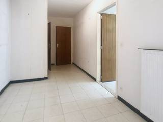 Op wandelafstand van alle winkels, openbaar vervoer, en het mooie St. Amandsplein, bevindt zich dit lichtrijke appartement met 3 slaapkamers. <br />De indeling is als volgt : <br />- Grote inkomhall met toilet, 1e slaapkamer, ruime lichtrijke leefruimte met aansluitend de keuken, 2 grote slaapkamers, badkamer met tweede toilet<br />Extra troeven : extra bergruimte in de kelder, garage, dak reeds vernieuwd, gunstige EPC-score (Label B, 151 kWh/m²jaar)<br />Dit appartement kan wat opfrissing gebruiken, maar er is zeker ruimte om er een mooie en gezellige thuis van te maken!<br />Kortom een zeer mooie aanbieding voor wie op zoek is naar een appartement in het centrum van Roeselare, met alle faciliteiten op wandelafstand. <br />Contacteer ons gerust voor meer info of een vrijblijvend bezoek aan dit appartement.