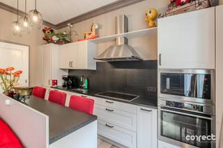 <p><span>CHARMANT GELIJKVLOERSAPPARTEMENT MET TUINTERRAS IN BRUGGE!</span></p><p><span> </span></p><p><span>STARTPRIJS: Elk bod boven deze startprijs, wordt voorgelegd aan de eigenaars, die al dan niet kunnen in gaan op dit aanbod.</span></p><p><span> </span></p><p><span>Op een uitstekende en centrale locatie in Brugge bevindt zich dit sfeervolle gelijkvloersappartement, gerenoveerd in 2010. </span></p><p><span> </span></p><p><span>De woning omvat een inkomhal, gezellige leefruimte met open keuken, praktische berging, badkamer met ligbad/douche, lavabo en toilet en een aangename slaapkamer.</span></p><p><span> </span></p><p><span>De absolute blikvanger is de gezellige buitenruimte met pergola en tuinterras, een heerlijke plek om te ontspannen of gezellig te tafelen.</span></p><p><span> </span></p><p><span>Verder beschikt het appartement over een privatieve kelder en een gemeenschappelijke fietsenberging. Dankzij de lage syndickosten blijven de maandelijkse lasten beperkt.</span></p><p><span> </span></p><p><span>Een bijzonder interessante opportuniteit als starterswoning, investering of tweede verblijf in het Brugse!</span></p><p><span> </span></p><p><span>Contacteer Lorenzo voor een bezoek: 0492 08 08 08  lorenzo@correctvastgoed.be</span></p><p><span> </span></p><p><span>Online schattingstool: https://www.correctvastgoed.be/schatting</span></p><p><span> </span></p><p><span> </span></p><p><span> </span></p>