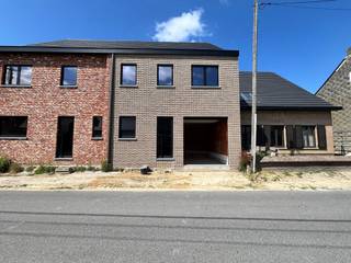 Casco nog af te werken gesloten nieuwbouwwoning met inpandige garage te Oudegem, gelegen op wandelafstand van de dijk en het wandelpad langs de Dender, en op fietsafstand van zowel Dendermonde als Sint-Gillis. De woning bevindt zich op een perceel van ongeveer 155 m² en biedt een royale bewoonbare oppervlakte van 210 m². Dankzij de doordachte indeling beschikt de woning over ruime, lichtrijke leefruimtes, drie volwaardige slaapkamers en een ruime zolderverdieping die eenvoudig kan worden ingericht als extra slaapkamer(s), hobbyruimte of bureau. Deze woning wordt casco aangeboden, wat betekent dat u de volledige afwerking nog volledig naar eigen smaak en wensen kunt bepalen en uitvoeren — van vloerbekleding en keuken tot badkamer en schilderwerken. Dit biedt een unieke kans om van deze woning echt uw thuis te maken, volledig afgestemd op uw persoonlijke stijl en behoeften. Voor wie hier liever niet zelf in duikt, bieden wij tevens de mogelijkheid om de volledige afwerking voor u te coördineren in samenspraak met onze betrouwbare partners. Zo combineert u de vrijheid van een casco woning met het gemak van professionele begeleiding. Neem contact op en informeer naar de mogelijkheden! <br /><br />Interesse in een bezichtiging? Aarzel niet om contact op te nemen! 052 52 52 10 of info@capston.be