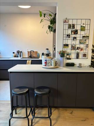 Lichtrijk, bemeubeld 2-slpk appartement met zuidterras in Wilrijk:<br /><br />Dit volledig gerenoveerde en bemeubelde appartement bevindt zich op de eerste verdieping van een kleinschalig en verzorgd gebouw met lift. Met een bewoonbare oppervlakte van 94 m² biedt het appartement een comfortabele en hedendaagse woonervaring op een toplocatie in Wilrijk.<br /><br />Bij het binnenkomen kom je terecht in een aangename inkomhal die toegang geeft tot de verschillende ruimtes. Het appartement beschikt over twee kamers: een ruime slaapkamer en een tweede kamer die perfect kan dienen als bureau, dressing of kleine slaapkamer. Daarnaast zijn er een aparte badkamer en een afzonderlijk toilet, wat extra comfort biedt.<br /><br />De lichtrijke leefruimte geniet van grote raampartijen en sluit naadloos aan op de moderne open keuken met eiland. De keuken is volledig uitgerust met nieuwe, kwalitatieve toestellen en vormt het hart van het appartement. Vanuit de dressing, bereik je het zuidgerichte terras, waar je in alle rust maandenlang kan genieten van de zon.<br /><br />Dankzij de grote ramen geniet het appartement de hele dag door van een overvloed aan natuurlijk licht. De combinatie van de recente renovatie, het meubilair en de doordachte indeling zorgt voor een instapklaar geheel.<br /><br />De ligging is een absolute troef: op slechts 12 minuten fietsen van Antwerpen-Zuid en 8 minuten rijden van het centrum. Er is een vlotte verbinding met de A12 en gratis parkeermogelijkheden in de omgeving. Supermarkt, apotheek en nachtwinkel bevinden zich in dezelfde straat, en ook groene ontspanningsruimtes zoals het Nachtegalenpark en het Park van Eden liggen vlakbij.<br /><br />Huurprijs: €1.250/maand + vaste kosten<br />Bij voorkeur twee verdieners.<br /><br />Interesse? Neem gerust contact op voor meer informatie of een bezichtiging.