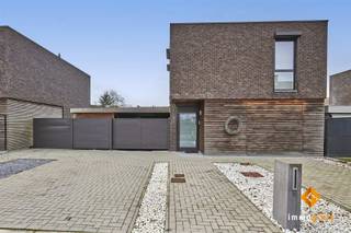Deze recente, moderne woning met 3 slaapkamers is gelegen op een mooi perceel van 5a37ca, in een rustige, kindvriendelijke buurt en toch vlakbij...