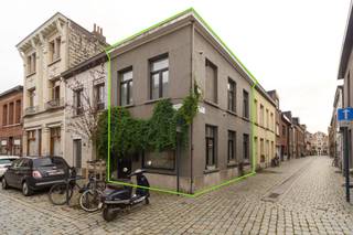 <p><span>Interesse? Plan dan zelf je bezoek in via onze digitale kalender. Vragen? Neem gerust contact op met Sofie Stalmans via sofie.stalmans@copandi.be of via +32 484 74 47 00.</span></p>
<p><span><strong>Gelijkvloers</strong><br />Deze woning verwelkomt je met een open leefruimte en keuken van samen 33 m². Dankzij de brede ramen en de open structuur voelt het gelijkvloers licht en royaal aan — ideaal voor een gezellige zithoek en een ruime eetplaats. De inkomhal van 2,85 m² biedt een logische overgang tussen straat en woonruimte.</span></p>
<p><span><strong>Verdiep 1</strong><br />Op de eerste verdieping bevindt zich een bijzonder ruime slaapkamer van 21,4 m², perfect als master bedroom. Aansluitend is er een grote badkamer van 10,5 m², uitgerust met ligbad, dubbele wastafel en voldoende plaats voor extra kasten. De indeling maakt deze verdieping comfortabel en praktisch tegelijk.</span></p>
<p><span><strong>Verdiep 2</strong><br />De tweede verdieping biedt een tweede grote slaapkamer van 22,2 m². Dankzij de rechte wanden is deze kamer perfect in te richten als extra slaapkamer, kantoor, hobbyruimte of logeerkamer. Het open karakter van deze verdieping geeft een aangenaam ruim gevoel.<br /><br /></span><span><strong>Conclusie</strong><br />Deze stadswoning in de Lindenstraat combineert karakter, ruimte en een centrale ligging. Met twee ruime slaapkamers en een open gelijkvloers is dit een perfecte woonst voor wie comfortabel wil wonen in het charmante stadscentrum van Lier.<br /><br /><span>✅ </span>Grote leefruimte met open keuken (33 m²)<br /><span>✅ </span>Twee zeer ruime slaapkamers (21 m² en 22 m²)<br /><span>✅ </span>Grote badkamer met bad<br /><span>✅ </span>Logische en open indeling<br /><span>✅ </span>Rustige straat vlak bij centrum Lier<br /><span>✅ </span>Ideaal voor koppels, starters of investeerders</span></p>