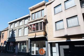 Charmant handelspand met woonst, op de Grote Markt in Menen.Op de Grote Markt in Menen ontdek je dit charmante handelspand met woonst, een plek waar...