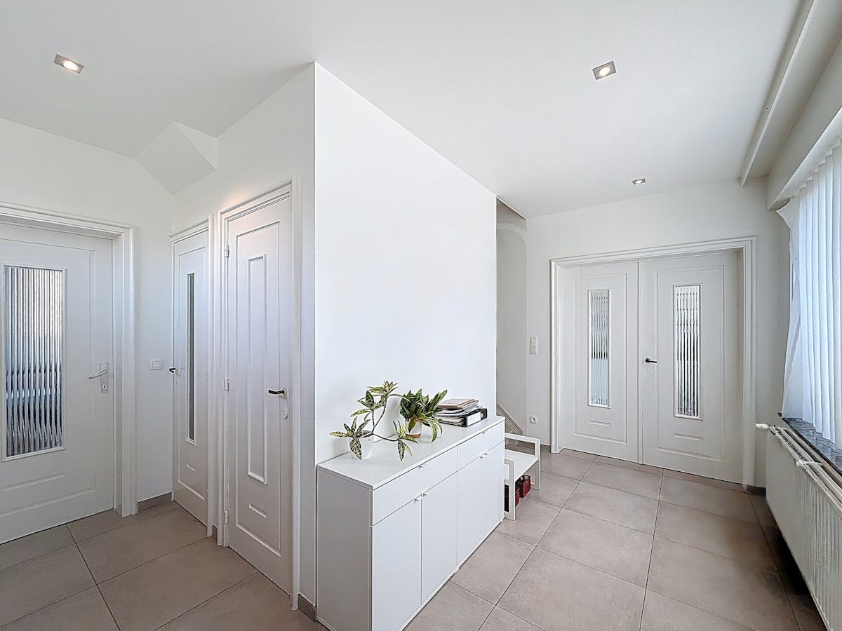 Instapklare gezinswoning met 3 slaapkamers, tuin en carport in rustige wijk te Ieper - foto 3