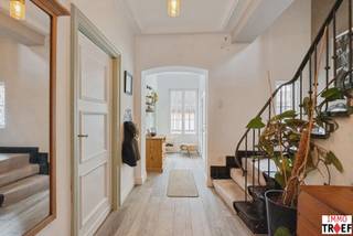 Deze ruime en instapklare gezinswoning werd in 2019 volledig gerenoveerd met oog voor kwaliteit en energiezuinigheid, en biedt vandaag alle comfort van modern wonen. De woning bevindt zich pal in het centrum van Lebbeke, op wandelafstand van werkelijk alles: scholen, winkels, openbaar vervoer, het cultureel centrum, de bibliotheek, muziekacademie, sporthal, zwembad… Een toplocatie voor gezinnen die alles dichtbij willen hebben. <br /><br />Indeling: een ruime inkomhal en gastentoilet, een gezellige leefruimte met gashaard, vervolgens een geïnstalleerde leefkeuken met alle hedendaags comfort die ook rechtstreeks verbonden is met het terras en de zonnige tuin. Tot slot is er een praktische kelder en een ruime garage met aansluiting voor oa wasmachine & droogkast en rechtstreekse toegang tot de tuin (ideaal voor fietsen, groenafval, vuilnis,…). Op de eerste verdieping is er een nachthal, een badkamer met toilet, dubbele wastafel en douche. Verder zijn er 3 ruime slaapkamers, waarvan één met eigen badkamer (ligbad, inloopdouche en wastafel). Op de tweede verdieping is er nog een 4e slaapkamer, extra opbergruimte dankzij de ingebouwde kasten, en een gezellige mezzanine die momenteel ingericht is als bureel. <br /><br />TROEVEN: volledig gerenoveerde woning, energiezuinig EPC label B, 238m² vloeroppervlakte, 4 volwaardige slaapkamers, 2 badkamers, grote tuin met terras & garage, woning op topligging. Vragen, meer info of een bezoek? Contacteer Charlotte van IMMO TROEF: 052 52 52 00 of info@immotroef.be