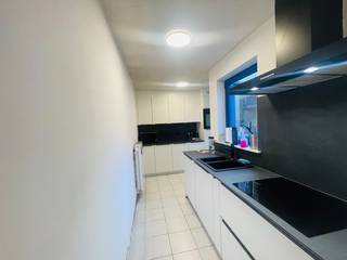 INSTAPKLAAR energiezuinig WOONHUIS met koertje Brugge CENTRUM, nabij ’t ZAND , Smedenstraat, Congresgebouw en VESTEN.<br />Alle winkels, scholen, openbaar vervoer en station in de buurt. <br />Gelijkvloers met inkom met gastentoilet, living , ingerichte recent vernieuwde  keuken ( vaatwasser, elektro keramische kookplaat, combi, oven-microgolfoven, grote frigo), wasruimte met aansluiting voor wasmachine, ruime kelder, koertje.<br />Op de 1 é Verdieping : 1 mooie slaapkamer, badkamer met ligbad en douchestaaf en lavabo, apart toilet op de overloop, 2 é slaapkamer/bureau/dressing.<br />Op de dakverdieping: 1 ruime lichtrijke slaapkamer.<br />Alle nutsvoorzieningen aanwezig.  Aluminium ramen met Dubbel glas, ingebouwde horren, Centrale verwarming met slimme thermostatische radiatorknoppen, condensatieketel, geïsoleerd dak, Internet aanwezig.  Juist VERHUIZEN !<br /><br />Ideaal voor gezin, voor koppel of alleenstaande,  ideaal voor studenten, ideaal voor starters of investeerders.<br /> 