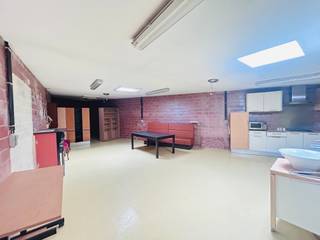 <strong>Ruim handelspand met 3 appartementen met conformiteitsattest<br /><br />Indeling</strong><br /><u>winkel:</u><br />momenteel ingericht als frituur met keuken, ruime berging en uitweg<br /><br /><u>eerste verdiep:</u><br />2 appartementen met epc C<br /><br /><u>tweede verdiep:</u><br />1 appartement met renovatieplicht<br /><br /><strong>Troeven</strong>
<ul><li>elektriciteit appartementen conform</li><li>appartementen actueel verhuurd(totaal €1.425)</li><li>commerciële ligging</li><li>handelspand van +- 200m²</li></ul>
Rendement 9%
