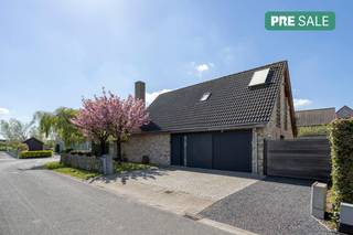 Praktisch ingedeeld ééngezinshuis (212m² bewoonbare oppervlakte), dat rustig is gelegen langs de Houtstraat en dat u onder andere 3 (mogelijkheid tot 4) slaapkamers (waarvan één slaapkamer op het gelijkvloers), ruime bureau, lichtrijke leefruimte, inpandige garage, polyvalent bijgebouw, privatieve oprit en gunstig georiënteerd perceel (520m²) aanbiedt. Dit huis te koop geniet van een ligging in een kindvriendelijke woonwijk en dit vlakbij het centrum van Sijsele, sportcentrum, buurtwinkels, warenhuizen, school en met een vlotte verbinding richting Brugge, Knokke, Damme, Maldegem...Gelijkvloers:- Inkomhal met gastentoilet;- lichtrijke woonkamer met ingerichte leefkeuken aansluitend;- slaapkamer 1 / bureau op het gelijkvloers;- inpandige garage met sectionale poort; - privatieve oprit;- tuin (520m²) met aangelegde terrassen en recent, polyvalent bijgebouw.1ste verdieping:- Nachthal met toegankelijke trap;- 2 slaapkamers;- polyvalente ruimt / bureau;- badkamer voorzien van ligbad met douchemogelijkheid, lavabo en toilet.Algemeen:- Vrijstaand huis (212m² bewoonbare oppervlakte) met 3 slaapkamers, ruime bureau, lichtrijke leefruimte, inpandige garage, polyvalent bijgebouw, privatieve oprit;- gunstig georiënteerde tuin (520m²) met aangelegde terrassen;- uitstekende ligging in een rustige, kindvriendelijke woonwijk vlakbij het centrum van Sijsele, winkels, sportcentrum, school en een vlotte verbinding naar Brugge, Knokke, Maldegem...De eigendom wordt aangeboden via de Pre-sale formule. Op 16/05/2026 tussen 09:00 en 13:00 kan u de woning op afspraak komen bezichtigen en een bod uitbrengen. De vermelde prijs is een instelprijs. Voor meer info, gelieve contact op te nemen met de dossierverantwoordelijke.Bestuursmaatregelen in het maatregelenregister: nee