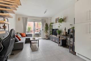 Trendy stadswoning (bouwjaar 2015) op een toplocatie, nabij de Grote Markt van Lier. Deze instapklare woning is gelegen in een kleine woonerfje van 4 gelijkaardige woningen, op het einde van een autovrij smal straatje, dat uitkomt op de Lisperstraat. Dit woonerfje is afgesloten met een rustiek poortje. <br /><br />De woning omvat;<br />- een lichte leefruimte met grote ramen<br />- een open ingerichte keuken<br />- een terras en tuintje<br />- een slaapkamer op de verdieping<br />- een ingerichte badkamer <br />- een ingerichte zolderkamer<br /><br />Tussen deze 4 woningen van het woonerfje ligt er een gezellige binnenkoer. Naast één van de woningen is er een plaats voorzien voor de afvalcontainers. Aan de achterkant heeft ieder zijn privatief stadstuintje. <br /><br />Er is tevens de mogelijkheid tot aankoop van een overdekte autostaanplaats, voor 29.000 euro, in het nabij gelegen parkeergebouw Centre Ville (die aankoop is niet verplicht). <br /><br />Ideaal voor wie gezelligheid en rust zoekt in de binnenstad.<br /><br />Interesse?<br />(ver-)Kopen of (ver-)huren in de Noorderkempen?<br />Met vragen kan u altijd bij ons terecht!<br />Dewaele Vastgoed<br /><br />Bestuursmaatregelen in het maatregelenregister: nee