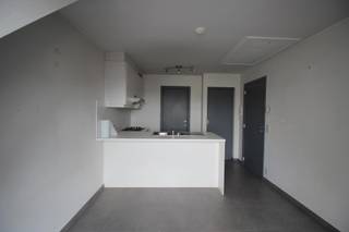 In het centrum van Hoevenen vinden we dit recente appartement op de tweede verdieping. Indeling: gezellige leefruimte met open keuken. Vanuit...