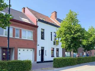 VOLLEDIG GERENOVEERDE GEZINSWONING centraal gelegen LANGS DE SCHELDE en op WADELAFSTAND VAN HET CENTRUM van Oudenaarde. De woning onderging in 2025 een TOTAALRENOVATIE en biedt vandaag een perfecte combinatie van MODERN WOONCOMFORT, KWALITATIEVE AFWERKING en ENERGIEZUINIGHEID. Met een verrassend RUIME INDELING en maar liefst VIJF VOLWAARDIGE SLAAPKAMERS is dit de ideale thuis voor GROTE GEZINNEN of voor wie extra ruimte wenst voor een bureau, hobbykamer of gastenverblijf. Dankzij de UITSTEKENDE LIGGING bevinden winkels, scholen, openbaar vervoer en tal van ontspanningsmogelijkheden zich vlakbij. Als EXTRA TROEF beschikt de woning over een GUNSTIG EPC-label B, wat garant staat voor een ENERGIEZUINIGE en TOEKOMSTGERICHTE WOONERVARING.<br />De indeling gaat als volgt: via de inkomhal met gastentoilet betreedt u de ruime en lichtrijke leefruimte met open ingerichte keuken. Verder bevindt zich op het gelijkvloers een praktische berging/wasplaats. Op de 1ste verdieping geeft de ruime nachthal toegang tot 2 slaapkamers en een modern ingerichte badkamer. De 2de verdieping biedt plaats aan nog eens 3 bijkomende slaapkamers.<br />Buitenshuis beschikt deze eigendom over een onderhoudsvriendelijke tuin en maar liefst 2 terrassen, waar u op elk moment van de dag kan genieten van het buitenleven. <br /><br />Adres: Eindrieskaai 7 te Oudenaarde<br /><br />EPC: 153kWh/m², G-score en P-score C, Geen renovatieverplichting van toepassing, Bestuursmaatregelen in het maatregelenregister: Nee