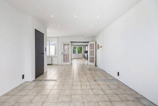 Halfopen gezinswoning met dubbele garage op 3a35ca. Deze woning is gelegen pal in de dorpskern van Valmeer, een landelijke deelgemeente van Riemst...