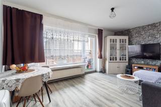 Locatie<br /><br />Dit instapklaar appartement is gelegen op de 9de verdieping in een rustige en groene omgeving, met een vlotte verbinding naar het stadscentrum. Winkels, restaurants en openbaar vervoer bevinden zich in de directe nabijheid. Dankzij de hoge ligging geniet u van een aangenaam open uitzicht en een rustige woonomgeving — ideaal voor wie comfort en bereikbaarheid wil combineren.<br /><br />Beschrijving<br /><br />Het appartement heeft een bewoonbare oppervlakte van ca. 68 m² . De ramen werden ongeveer 5 jaar geleden vernieuwd, wat bijdraagt aan het wooncomfort en de energiezuinigheid.<br /><br />Via de inkomhal bereikt u de verschillende ruimtes van het appartement. De lichte leefruimte geeft rechtstreeks toegang tot het terras van ca. 8 m², waar u in alle rust kan genieten van het uitzicht.<br />De keuken is praktisch ingericht. <br /><br />Verder beschikt het appartement over twee volwaardige slaapkamers. De badkamer is uitgerust met een douche en lavabo. De aansluitingen voor wasmachine bevinden zich ook in de badkamer. Het toilet is apart.<br /><br />Daarnaast is er de mogelijkheid om een autostaanplaats aan te kopen. Zowel het appartement als de staanplaats worden momenteel verhuurd, wat dit pand ook interessant maakt als investeringsopportuniteit.<br /><br />Belangrijkste troeven<br />- Geen inkijk<br />- Nabij invalswegen<br />- Verhuurd <br /><br />Verplichte vermelding<br />- EPC 171 kWh/(m² jaar)<br />- P-score: D<br />- G-score: D<br />- Wg – Vg- Gvv – Gvkr – Gmo