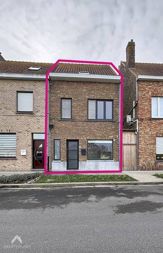 <p>Instapklare woning in een rustige omgeving bestaande uit een inkomhal, ruime woonkamer met eet-en zithoek, voorplaats/bureel, uitgeruste keuken met eetplaats, 1<sup>ste</sup> badkamer (ligbad, lavabomeubel en toilet) en een onderhoudsvriendelijke tuin met groot terras en tuinberging. Op de 1<sup>ste</sup> verdieping zijn twee slaapkamers, 2<sup>de</sup> badkamer (douche en toilet) en een vaste trap naar de 2<sup>de</sup> verdieping die afgewerkt is met een derde en vierde slaapkamer en een trapluik naar de zolder.</p>
<p>Extra troeven:</p>
<ul>
<li>Energiezuinig</li>
<li>Conforme keuring elektriciteit</li>
<li>Dubbele beglazing en CV op gas</li>
<li>Zuidwest gerichte tuin</li>
<li>Parkeergelegenheid voor de woning</li>
<li>Instapklaar</li>
</ul>
<p></p>
<p>Deze woning is te koop ZONDER makelaar via het concept van Smart Houses! Wenst U verdere inlichtingen of bezoek? Contacteer rechtstreeks de eigenaar via 0477/35.13.07</p>