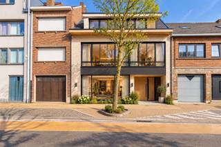 <p><span>Ruime gezinswoning/gebouw gemengd gebruik te Sint-Gillis bij Dendermonde</span></p><p><span> </span></p><p><span>Deze woning is gelegen op enkele minuten van het centrum van Sint-Gillis en Dendermonde, nabij belangrijke invalswegen, openbaar vervoer, handelszaken en scholen.</span></p><p><span>De woning werd gebouwd in 1963 en is gelegen op een perceel van </span><span>1a 56ca</span><span>. De </span><span>bewoonbare oppervlakte </span><span>bedraagt </span><span>246 m²</span><span> (incl. inpandige garage/atelier).</span></p><p><span><br />Op het gelijkvloers bevindt zich een inkomhal met traplift, een winkelruimte aan de straatzijde met daarachter een atelier. Deze ruimtes kunnen eventueel samengevoegd worden. Verder beschikt de woning over een inpandige garage met smeerput en werkplaats (52,5 m²) en een terras.</span></p><p><span>Op de eerste verdieping bevindt zich een ruime leefruimte met haard en aansluitende veranda (53 m²) voorzien van centrale verwarming. Daarnaast is er een ruime keuken (25 m²) waarbij de tussenmuur (geen draagmuur) eventueel kan verwijderd worden om een open keuken te creëren. Verder is er een uitgeruste badkamer.</span></p><p><span>Vanuit de leefruimte bereikt men via een vaste trap de bovenste verdieping, waar zich </span><span>drie slaapkamers</span><span> bevinden, waarvan één met dressingruimte.</span></p><p><span> </span></p><p><span>Aankoop mogelijk aan 2% registratierechten bij eigen bewoning. Op zoek naar een woning waar je </span><span>wonen en werken kan combineren</span><span>? Dan is deze eigendom misschien wel iets voor jou!</span></p><p><span> </span></p><p><span>Voor meer info of een bezoek: <span>info@immotwins.be</span></span><span> of T. 052/55.55.55 - <span>www.immotwins.be</span></span><span>. </span></p><p><span>Wenst u ook een gratis en vrijblijvende waardebepaling van uw eigendom? Neem gerust contact met ons op, wij helpen u graag verder. </span></p>