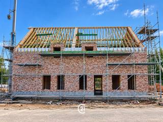 <p><span>Nieuwbouw woning in een landelijke stijl in een groene omgeving.</span></p><p><span> </span></p><p><span>In het idyllische Roborst verrijzen drie prachtige gezinswoningen waar authenticiteit en duurzaamheid hand in hand gaan. Ruimte, licht, energiezuinig en een hoogwaardige afwerking zorgen voor zorgeloos wooncomfort op een uitzonderlijke locatie. Interesse om modern te wonen in een landelijke omgeving? Ontdek als eerste alle plannen en mogelijkheden, én contacteer ons vandaag nog..Nog SLECHTS 1 WONING beschikbaar !</span></p><p><span> </span></p>