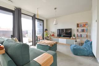 Goed gelegen Instapklaar loft-stijl appartement met terras en 2 slaapkamers.  Indeling: Inkom met afzonderlijk toilet, ruime living met open keuken - volledig ingericht met toestellen. 2 slaapkamers,  berging/wasplaats en ingerichte badkamer met inloopdouche en lavabo-meubel. - Centrale verwarming op aardgas. - EPC 82-kWh/m² (UCEP06313) - Centraal gelegen aan het commercieel centrum van Beernem, vlakbij winkels, scholen, openbaar vervoer, E40, station.<br /><br />INFORMATIE:<br />- Beschikbaar vanaf 01/12/2026<br />- HUURPRIJS: 820 EUR/maand<br /><br /><strong>Reserveer tijdig uw bezoek!  enkel via mail - info@perspectiefvastgoed.be</strong><br /> 