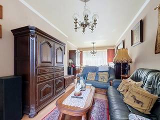 Deze woning in Schoten biedt heel wat potentieel voor wie op zoek is naar een eigendom die volledig naar eigen smaak kan worden ingericht en afgewerkt.<br /><br />Op het gelijkvloers bevindt zich de woonkamer met aansluitend de keuken en toegang tot een klein koertje.<br /><br />De tussenverdieping omvat de badkamer met inloopdouche, lavabo en WC en een ruime wasplaats. Op de eerste verdieping bevinden zich 2 ruime slaapkamers <br /><br />De tweede verdieping bestaat uit een ruime zolderverdieping waar reeds 2 bijkomende slaapkamers werden voorzien. Deze verdieping dient verder te worden afgewerkt en biedt de mogelijkheid om er twee volwaardige kamers van te maken.<br /><br />Eveneens beschikt deze woning over een ruime droge kelder wat extra opbergmogelijkheden biedt.<br /><br />De woning heeft renovatie- en opfriswerken nodig en is onderhevig aan de renovatieverplichting. Tegelijk biedt dit de toekomstige eigenaar de kans om de woning energetisch te verbeteren en volledig in te richten volgens de eigen smaak en woonwensen.<br /><br />Een bijkomende troef is de privéparkeerplaats voor de woning, waardoor parkeren steeds binnen handbereik is.<br /><br />Troeven: 4 mogelijke slaapkamers – privéparking – klein koertje – renovatiepotentieel – mogelijkheid om volledig naar eigen smaak af te werken – gelegen in Schoten.<br /><br />Een interessante woning voor handige kopers of renovatieliefhebbers die op zoek zijn naar ruimte en potentieel.