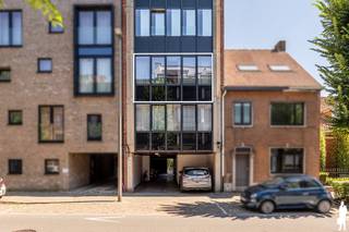 <strong>Ruim en licht appartement van ca. 81 m² met 2 slaapkamers, badkamer en balkon. Ideale ligging in hartje Turnhout: op een steenworp van de Turnhoutse Grote Markt en dus met alle voorzieningen, winkels en openbaar vervoer op wandelafstand. <span>De vraagprijs is inclusief een privé berging en overdekte autostaanplaats, ter waarde van 20.000 EUR. <br /></span><br /></strong><span>Indeling van het appartement:</span><strong><br /></strong>U betreedt het appartement via de inkomhal <span>welke toegang geeft tot het woon- en slaapgedeelte. De woonkamer van ca. 30 m² geniet van veel lichtinval door de grote raampartij. Aansluitend heeft u de praktisch ingerichte keuken. </span><br /><strong><br /></strong>Via de nachthal heeft u toegang tot 2 slaapkamers (ca. 13 m² en 8 m²), een apart toilet en een badkamer met ligbad. De hoofdslaapkamer geeft toegang tot een balkon aan de achterzijde. <strong><br /><br /></strong><span>Bijzonderheden:</span><span> </span><br /><span>- EPC: 238 kWh / (m² jaar) - C label <br />- Centrale verwarming op aardgas (HR-top ketel van 2019)</span><br /><span>- Nabij winkels, scholen en andere voorzieningen <br /></span>- Lift aanwezig<br />- Maandelijkse lasten: 155 EUR inclusief verzekering <br /><br /><span>Huurovereenkomst:</span><br /><span>Beschikbaar mits inachtneming van de lopende huurovereenkomst. Deze is van start gegaan op 01/08/1993 voor lange duur. Voor eigen gebruik kan dit te allen tijde worden opgezegd mits het respecteren van een opzegperiode van 6 maanden.</span><br /><br />Bekijk dit appartement via ons interactief grondplan: https://visithome.ai/5QQdVhKRhk7FDkinMCZagV?mu=m