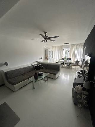 Ruim duplex appartement te koop – 182 m²<br /><br />Prachtig duplex appartement met een totale oppervlakte van 182 m², inclusief garage en achtertuin.<br />En ook oprit in totaal 3 auto’s.<br /><br />🏡 Indeling<br /><br />* 3 slaapkamers (2 beneden en 1 boven)<br />* 2 volledig uitgeruste keukens<br />* 2 badkamers met toilet<br />Op het gelijkvloers bevinden zich twee kleine slaapkamers. Dankzij gyprocwanden is de indeling eenvoudig aan te passen voor wie extra ruimte wenst.<br /><br />📍 Uitstekende ligging<br /><br />* Supermarkt, krantenwinkel, nachtwinkel en apotheek op wandelafstand<br />* Pleintje en park op slechts 200 meter<br />* Twee basisscholen in de directe omgeving<br />* Tram- en bushaltes vlakbij<br /><br />✅ EPC klasse B<br />✅ Asbestattest conform<br />✅ Elektrische keuring conform<br /><br />Vraagprijs licht bespreekbaar<br /><br />Geïnteresseerd? Neem gerust contact op voor meer informatie of een bezichtiging.<br />0480645566