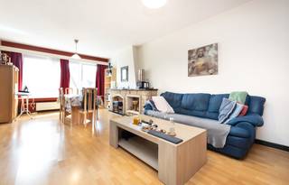 In een rustige straat in Anderlecht, vlak bij de wijk Prins van Luik en alle voorzieningen, ontdekt u dit appartement van ±105 m² bewoonbare oppervlakte, gelegen in een kleine mede-eigendom met lage lasten.
Het appartement overtuigt door zijn ruime indeling en interessante mogelijkheden. De leefruimte van ±30 m² met uitgeruste keuken vormt een aangename en lichtrijke woonomgeving. Momenteel beschikt het appartement over twee ruime slaapkamers van ±25 m² en ±14,5 m² met dressing, maar het kan eenvoudig opnieuw worden ingericht als een appartement met drie slaapkamers. Verder omvat het appartement een badkamer, een apart toilet en verschillende praktische bergruimtes. Een kelder en een zolder bieden bijkomende opslagruimte.
Het pand is momenteel verhuurd voor €1.126 + €183 lasten, wat het eveneens interessant maakt als investering.
Individuele centrale verwarming.
Een appartement met mooie volumes en tal van mogelijkheden, gelegen in een aangename residentiële buurt.
EPC: G (129 kg CO₂/m²/jaar).
Alle oppervlaktes worden louter indicatief meegedeeld.