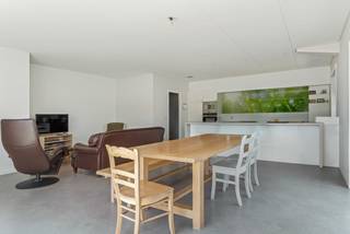 Op een goede locatie te Sint-Katelijne-Waver bevindt zich dit appartement met 4 ruime slaapkamers en terras. U bevindt zich hier vlakbij belangrijke invalswegen, winkels, scholen en het openbaar vervoer.<br /><br />We betreden het appartement met apart gastentoilet. In de leefruimte geniet u van zeer veel lichtinval door de vele raampartijen. Deze kunt u inrichten met een gezellige zithoek en een aparte eetplaats. Hier is de keuken mooi geïntegreerd in het geheel en voorzien van alle toestellen. Verder beschikt u nog over een aparte bureauruimte. De nachthal geeft ons toegang tot 4 ruime slaapkamers, badkamer uitgerust met lavabo, ligbad, toilet en inloopdouche. Op het terras kunt u steeds in alle rust en privacy genieten van het mooie weer. <br /><br />Het appartement is beschikbaar vanaf 1/09/2026<br /><br />U dient een bezoekaanvraag in te dienen via het zoekertje op onze website via de knop "vraag bezoek aan".<br /><br />Dit is een uitstekende opportuniteit als u op zoek bent naar een ruim appartement met 4 slaapkamers en terras in Sint-Katelijne-Waver. Contacteer ons voor meer informatie of via info@boonstravastgoed.be.<br /><br />Bijzonderheden :<br />- Bureau<br />- 4 slaapkamers<br />- Uitstekende ligging