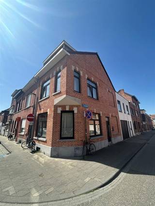 Dit opbrengsteigendom is uiterst centraal gelegen in een rustige straat nabij het Station van Leuven en tal van andere voorzieningen:...