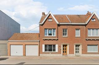In een rustige en goed bereikbare buurt in Deerlijk bevindt zich deze charmante gezinswoning met 3 slaapkamers, garage en praktische uitweg.Via de inkomhal kom je in de gezellige leefruimte, die mooi aansluit op de eetplaats en keuken. De praktische indeling zorgt voor een aangename flow en voldoende lichtinval. Daarnaast beschikt de woning over een handige berging en directe toegang tot de garage.Op de verdieping bevinden zich drie volwaardige slaapkamers en een badkamer. De zolder biedt extra opbergruimte en kan eventueel verder ingericht worden naar eigen wens.Buiten geniet je van een onderhoudsvriendelijke tuin met achterliggende uitweg, een extra troef voor dagelijks gebruik.Deze woning is ideaal voor wie op zoek is naar een praktische gezinswoning op een rustige, maar toch centrale ligging in Deerlijk.Kom deze woning ontdekken tijdens het bezoekmoment op woensdag 26/08, van 16u30 tot 19u30. Bezoek enkel op afspraak.Te koop via Immo Beguin, jouw vastgoedexpert sinds 2009, met kantoren in Ronse, Waregem, Kortrijk, Deinze, Doornik en Lessines.Meer info of een bezoek aanvragen via:arne@immobeguin.be