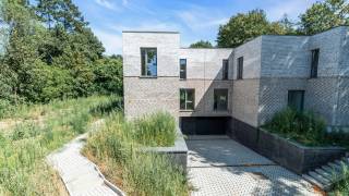 Immo3000 vous présente avec fierté cette maison mitoyenne neuve, située dans le quartier calme et verdoyant de Winksele (Herent), à proximité de toutes les commodités et avec un accès rapide à Louvain, Bruxelles et au CHU de Louvain. Ce quartier résidentiel moderne et unique, situé dans la Paardenveldstraat, se compose de maisons neuves entourées de parcs verts. À l’extérieur, vous profiterez d’une belle terrasse privée ainsi que d’un grand jardin, parfaits pour se détendre dans un cadre paisible et naturel.<br /><br />À l’intérieur, la maison offre une répartition optimale avec une belle luminosité grâce aux grandes fenêtres, ainsi qu’une vue agréable sur le paysage vallonné caractéristique de ce quartier. Grâce à un design moderne et épuré, jouant subtilement avec des contrastes clairs et foncés, ces maisons se distinguent clairement. Ce quartier verdoyant, idéalement situé près de Louvain, combine parfaitement tranquillité et accessibilité.<br /><br />Le logement D.1 est une maison mitoyenne d’une surface habitable de 155 m², comprenant trois chambres, une salle de bain et un spacieux séjour. Le jardin commun et la terrasse privée complètent cet ensemble. À noter, l’acquisition de deux emplacements de parking est obligatoire en supplément de la maison.<br /><br />Répartition des prix :<br />- terrain : 130.366 € + 12 % droits d’enregistrement<br />- construction : 324.282 € + 21 % TVA<br />- infrastructure : 35.352 € + 21 % TVA<br />Total = 581.167,06 €<br /><br />Vous souhaitez découvrir comment cette maison peut parfaitement répondre à vos attentes ? Contactez-nous dès aujourd’hui pour organiser votre visite !