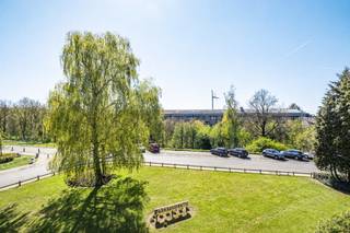 Welkom in Bornem, waar dit ruim appartement een mooie opportuniteit biedt voor wie op zoek is naar ruimte, licht en potentieel op een...