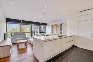 Dit prachtig appartement ligt op een steenworp van het Sint-Jacobsplein in Gent en vormt de ideale thuis voor wie houdt van comfort en gezelligheid. Het absolute pronkstuk is het ruime dakterras van maar liefst 53 m², deze zomer volledig vernieuwd. Hier kan je heerlijk ontspannen na een drukke dag, omringd door rust en licht.<br />Dankzij de grote ramen geniet je binnen voortdurend van het zicht op het mooie terras, waardoor buiten en binnen naadloos in elkaar overlopen. De keuken is volledig uitgerust met alles wat je nodig hebt: een stoomoven en klassieke oven, keramische kookplaat, dampkap en vaatwasser. Aansluitend vind je een praktische berging, perfect voor het opbergen van proviand, je wasmachine én droogkast.<br />De ruime eetplaats en gezellige living kijken eveneens uit op het zonnige terras. De ramen zijn allemaal voorzien van verduisteringsgordijnen voor optimaal comfort. Verder zijn er twee mooie slaapkamers, beide met directe toegang tot de terrassen – zalig om de dag te beginnen of af te sluiten.<br />De badkamer is een echte troef: een moderne inloopdouche, een ligbad en een stijlvolle kast met dubbele wastafel zorgen voor pure verwennerij.<br />Een appartement waar je je meteen thuis voelt, met alle comfort en een heerlijk gevoel van ruimte.<br />Bovendien beschikt dit appartement over een eigen staanplaats in de ondergrondse parking. De parking beschikt over extra plaatsen om bezoekers te ontvangen, erg handig. Bij interesse ben ik graag uw contactpersoon. Voor meer informatie of een afspraak kan u terecht bij: Alain De Jaeger, +32 475 51 46 63 of via mail: adj@entree.be.