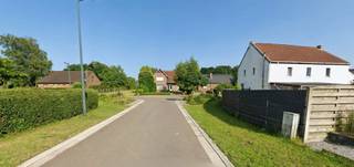 <p><span>TE KOOP: BOUWGROND VOOR OPEN BEBOUWING IN MAASMECHELEN</span></p><p><span>Op een bijzonder rustige locatie in de Sleutelstraat in Vucht (Maasmechelen) bieden wij een mooi perceel bouwgrond aan voor het oprichten van een vrijstaande woning.</span></p><p><span>Het perceel bevindt zich in een doodlopende straat, op wandelafstand van het kanaal. Een ideale locatie voor wie rustig en aangenaam wil wonen, met de nodige voorzieningen binnen handbereik.</span></p><p><span>Troeven:</span></p><ul><li><span>Oppervlakte van 7,14 are </span></li><li><span>Geschikt voor open bebouwing </span></li><li><span>Perceelbreedte van 17 meter </span></li><li><span>Bouwbreedte van 10,63 meter </span></li><li><span>Gelegen in een rustige, doodlopende straat </span></li><li><span>Op wandelafstand van het kanaal </span></li><li><span>Aangename ligging in Vucht </span></li></ul><p><span>Voor dit perceel is momenteel een verkavelingsaanvraag in behandeling. De bouwgrond wordt daarom te koop aangeboden onder voorbehoud van het verkrijgen van de verkavelingsvergunning. </span></p><p><span>Momenteel zijn er nog geen specifieke voorschriften beschikbaar. Bij de goedkeuring van de nieuwe verkaveling zullen de bijbehorende bouwvoorschriften worden opgelegd. Kandidaat-kopers dienen daarom rekening te houden met de lopende procedure.</span></p><p><span>Interesse of graag meer informatie? Neem gerust contact op met Carolien:</span></p><p><span>0484 35 70 67<br /><span>Carolien@jemar.be</span></span></p>