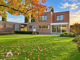 <p>Instapklare vrijstaande woning in een rustige omgeving bestaande uit een inkomhal met gastentoilet, ruime lichtrijke woonkamer met zithoek + houthaard en eetplaats, volledig uitgeruste keuken met kookeiland, eetplaats + bureauhoek, koele berging, droge kelder, garage met wasplaats en een prachtig aangelegde tuin met gezellige zonneterrassen, tuinbergingen en volledige privacy. Op het verdiep zijn 3 ruime slaapkamers, berging en een ingerichte badkamer (inloopdouche en dubbele wastafel).</p>
<p></p>
<p>Extra troeven:</p>
<ul>
<li>Zuidwestgerichte tuin</li>
<li>Dubbele beglazing (aluminium) + rolluiken</li>
<li>Omgeven door groen en prachtig open zicht op de velden</li>
<li>Aangelegde voortuin met oprit voor meerdere (+-8) wagens</li>
<li>Grote carport met achterliggende tuinberging van 40m²</li>
<li>Instapklaar</li>
</ul>
<p></p>
<p>Deze villa is te koop ZONDER makelaar via het concept van Smart Houses! Wenst u verdere inlichtingen of bezoek? Contacteer rechtstreeks de eigenaar via <span>+32485178132</span></p>