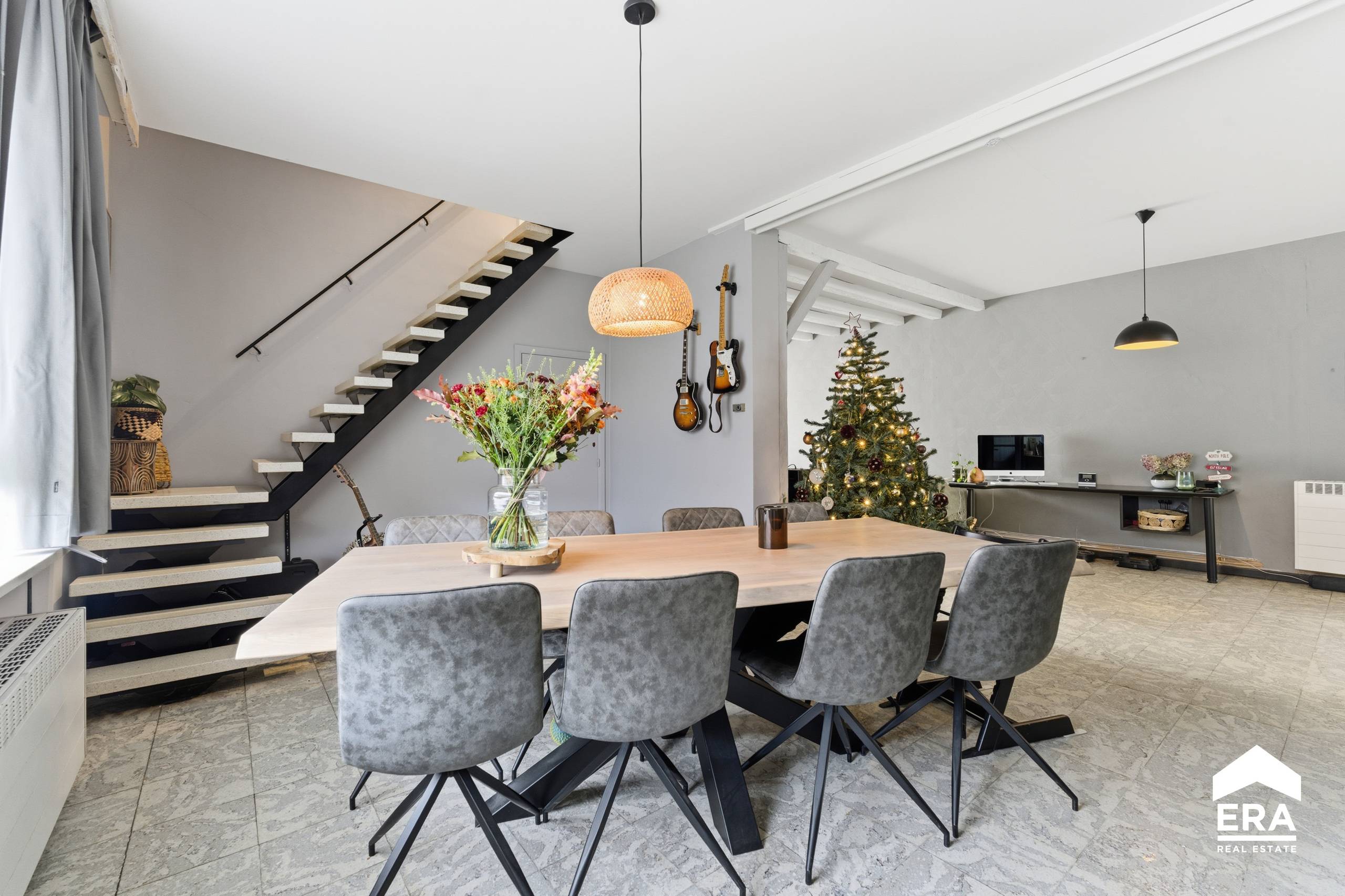 Woonst met handelszaak, atelier en 13 garages - foto 2