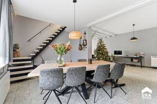 <p><strong>Te koop: ruime halfopen bebouwing in Ieper, gelegen aan de Veurnseweg, met handelszaak, atelier en maar liefst 13 garages.</strong></p><p>Deze woning biedt een unieke combinatie van wooncomfort en commerciële mogelijkheden. Op een gunstige locatie in de woonkern, vlakbij invalswegen, beschikt het pand over een polyvalente ruimte die perfect kan dienen als winkel, werkplaats of opslag. Met een perceel oppervlakte van 1974 m² en een gunstig EPC-label C is dit een eigendom met veel potentieel voor wie wonen en werken wil combineren.</p><p><br /></p><p><strong>Belangrijkste ruimtes:</strong></p><p>• Woonkamer met aangename lichtinval</p><p>• Hypermoderne keuken uitgerust met AEG toestellen</p><p>•<strong> 4 slaapkamers</strong> waarvan 1 slaapkamer voorzien van een ligbad</p><p>• Badkamer met inloopdouche en toilet</p><p>• <strong>Polyvalente ruimte</strong> van 184m² voor diverse doeleinden + sanitaire voorzieningen</p><p>• <strong>Atelier van 375m²</strong> + bureel, refter en<strong> klein magazijn van ca.50m²</strong></p><p>• 13 garages</p><p>• Tuin met uitgerust Tiny house.</p><p><strong>Troeven:</strong></p><p>• Woning met handelszaak, <strong>atelier </strong>en <strong>13 garages</strong></p><p>• <strong>Polyvalente ruimte </strong>voor uiteenlopende activiteiten van<strong> 184m²</strong></p><p>• Veel potentieel voor wonen en werken</p><p><br /></p><p>Neem vandaag nog contact op met je ERA-makelaar voor een bezoek.</p><p><strong>JOUW DROOMHUIS. ZO GEVONDEN!</strong></p>