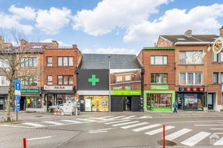 Opbrengsteigendom met 2 gerenoveerde handelspanden en bureel met mooie binnentuin op toplocatie in Kessel-Lo. Dit mooi pand werd in 2015 gerenoveerd...