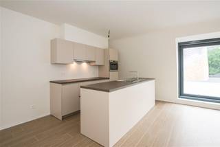 Dakappartement op de 2de verdieping met ruim terras (30m²), pal in het centrum van Kontich.INDELING:Inkomhal met apart gastentoilet.Leefruimte met...